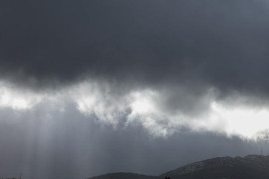 «Πορτοκαλί» προειδοποίηση για την κακοκαιρία: Επικαιροποιήθηκε το έκτακτο δελτίο της ΕΜΥ